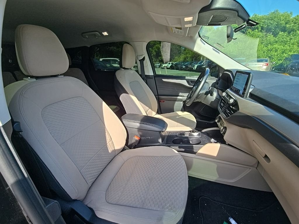 Used 2022 Black Ford SE image 16
