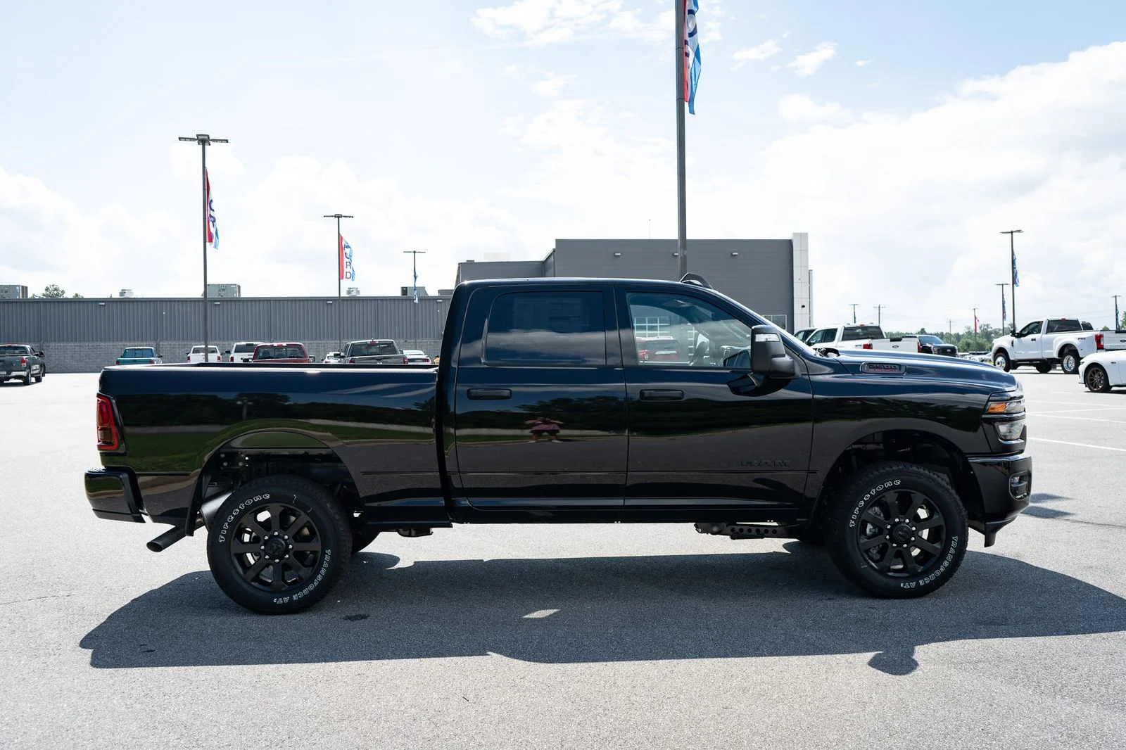 New 2026 Diamond Black Crystal Pearl-Coat Exterior Paint RAM Big Horn image 11