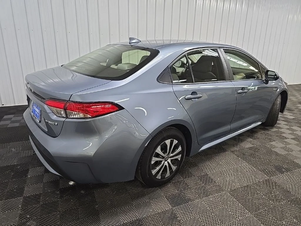 Used 2021  Toyota LE image 10