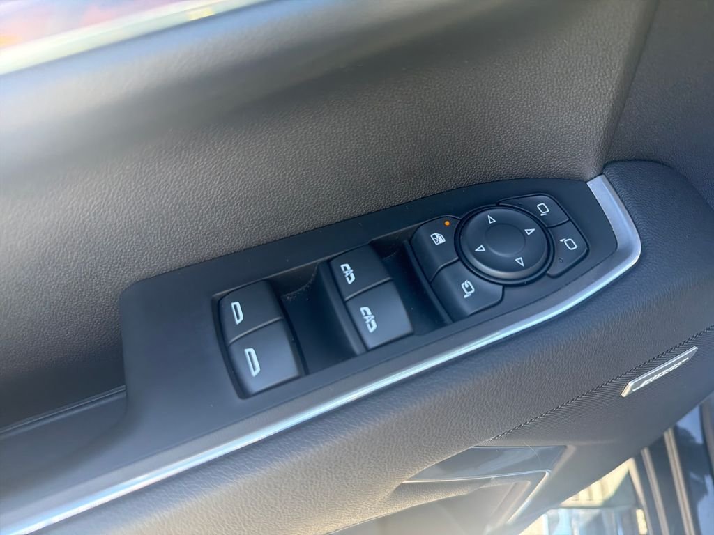 Used 2023 Silver GMC SLT image 4