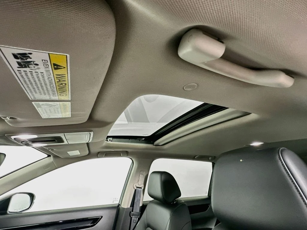 Used 2024 sparkle silver metallic Honda EX-L image 22