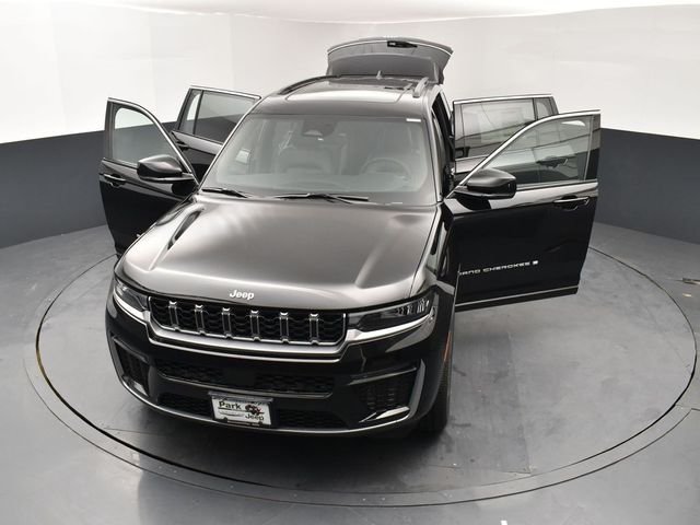 New 2026 Diamond Black Crystal Pearl-Coat Exterior Paint Jeep Limited image 26