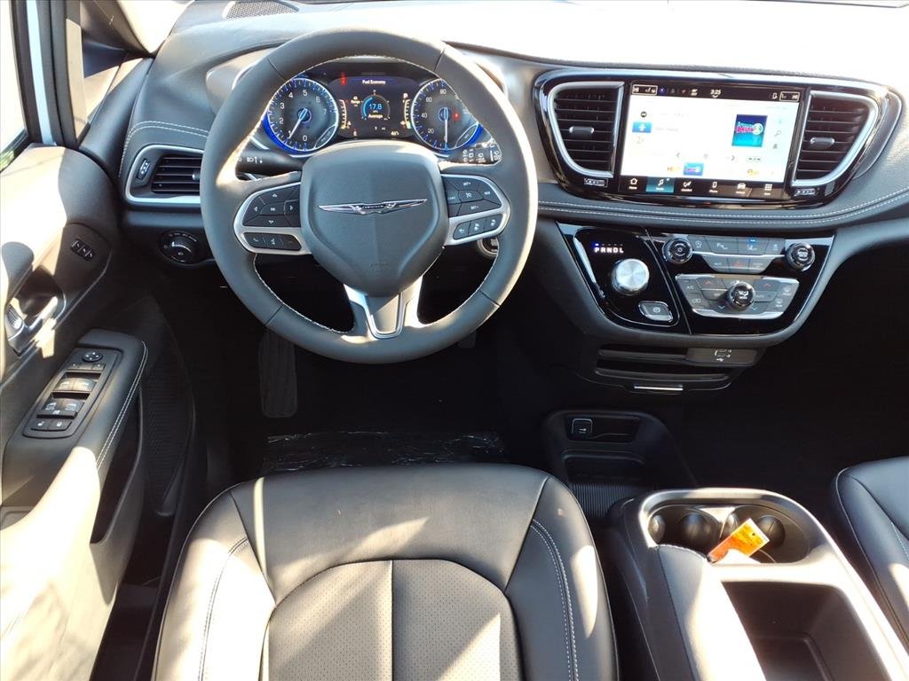 2026 Chrysler Pacifica photo 3