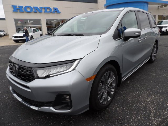 Certified Used 2025 Solar Silver Metallic Honda Touring image 3