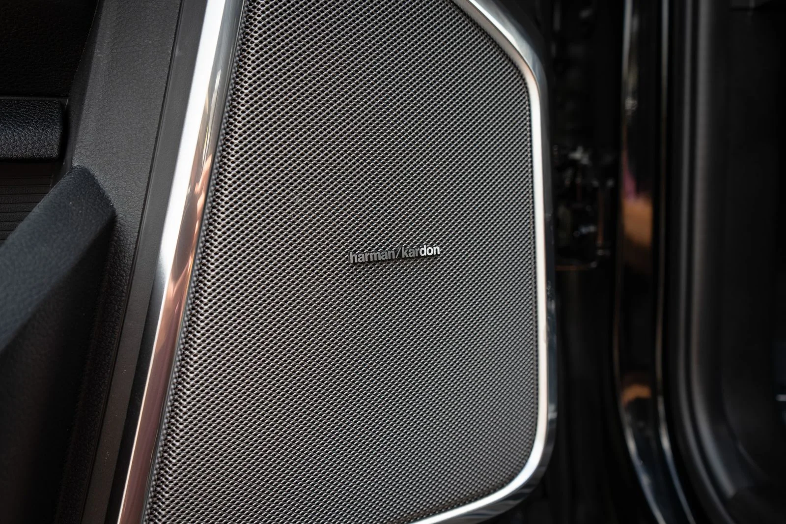 New 2026 Diamond Black Crystal Pearl-Coat Exterior Paint RAM Laramie image 30