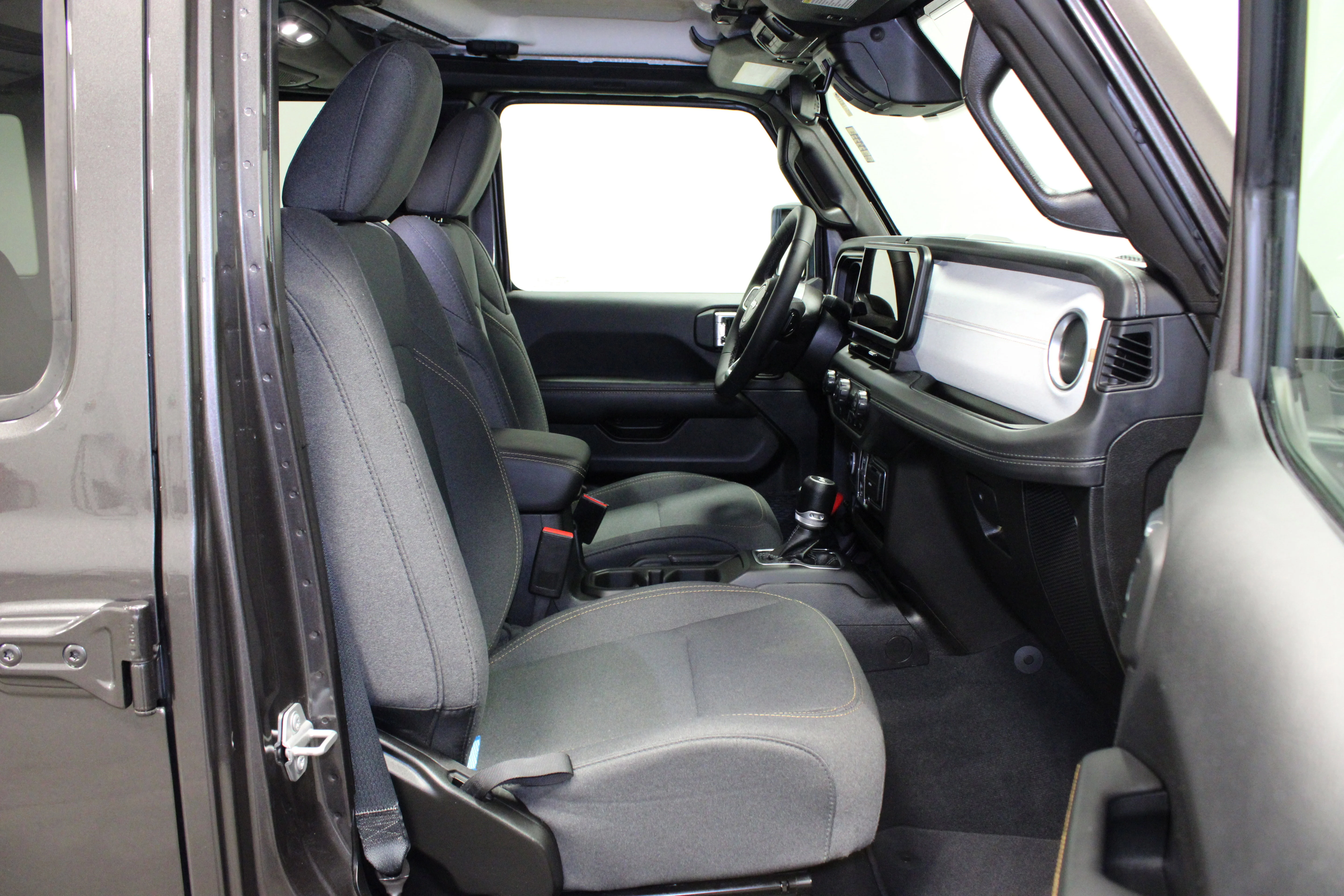 Used 2025 Granite Crystal Metallic Clearcoat Jeep Sahara image 14