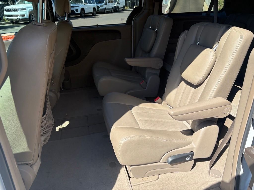 Used 2015 White Chrysler Touring-L image 11