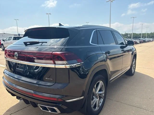 Used 2024 Black Volkswagen 2.0T SEL R-Line image 3