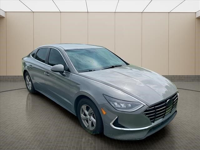 Used 2023 Gray Hyundai SE image 7