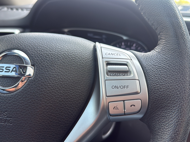 Used 2016 White Nissan SL image 17