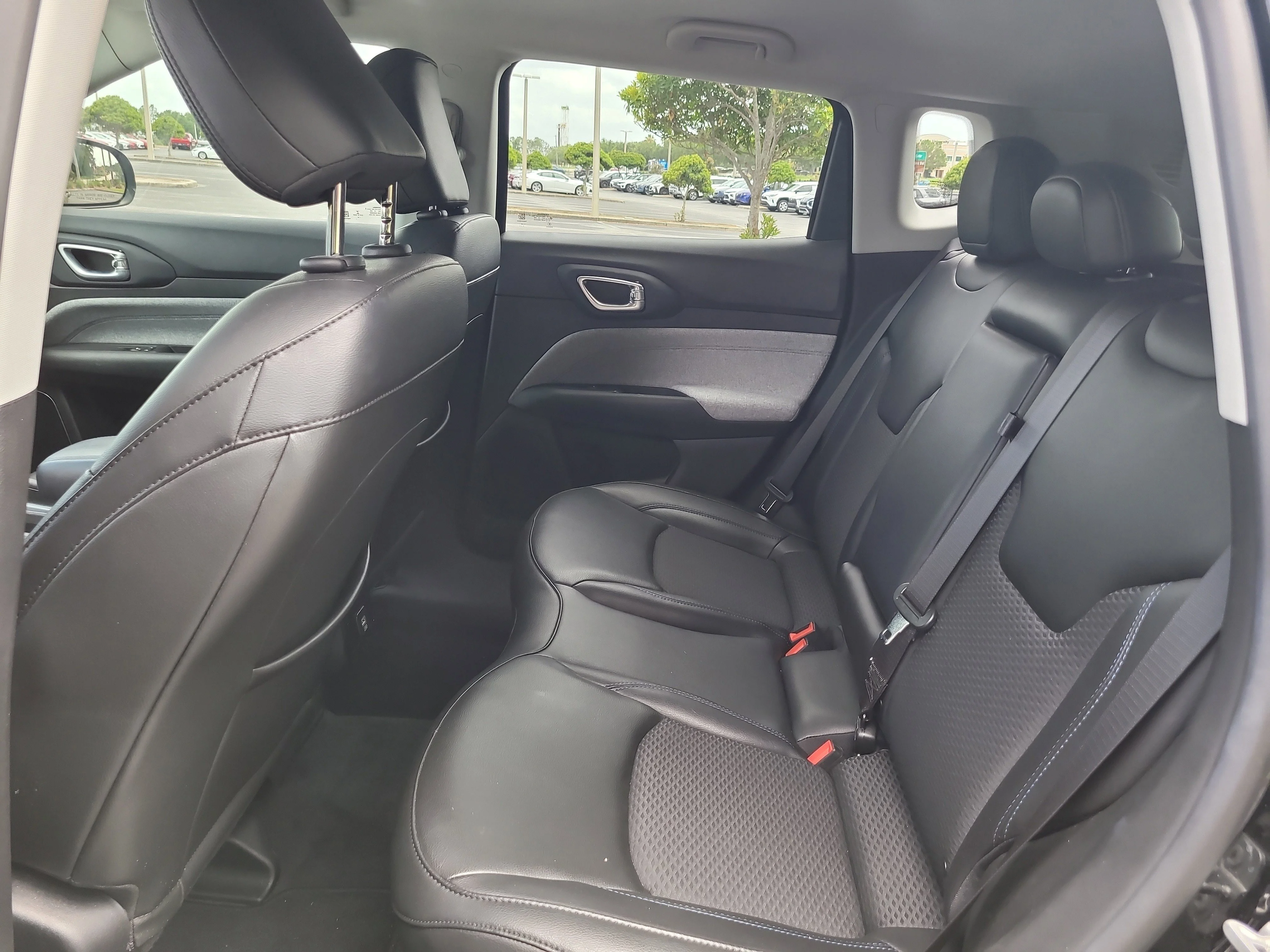 Used 2022 Diamond Black Crystal Pearlcoat Jeep Latitude image 13