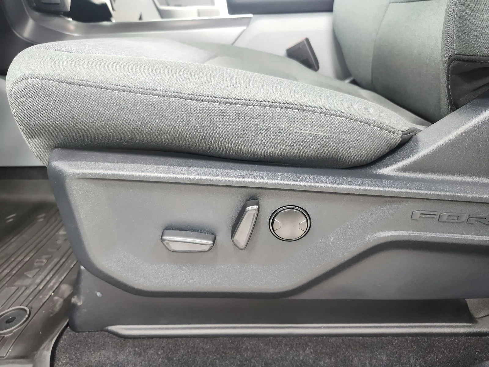 New 2026 Agate Black Metallic Ford XLT image 20