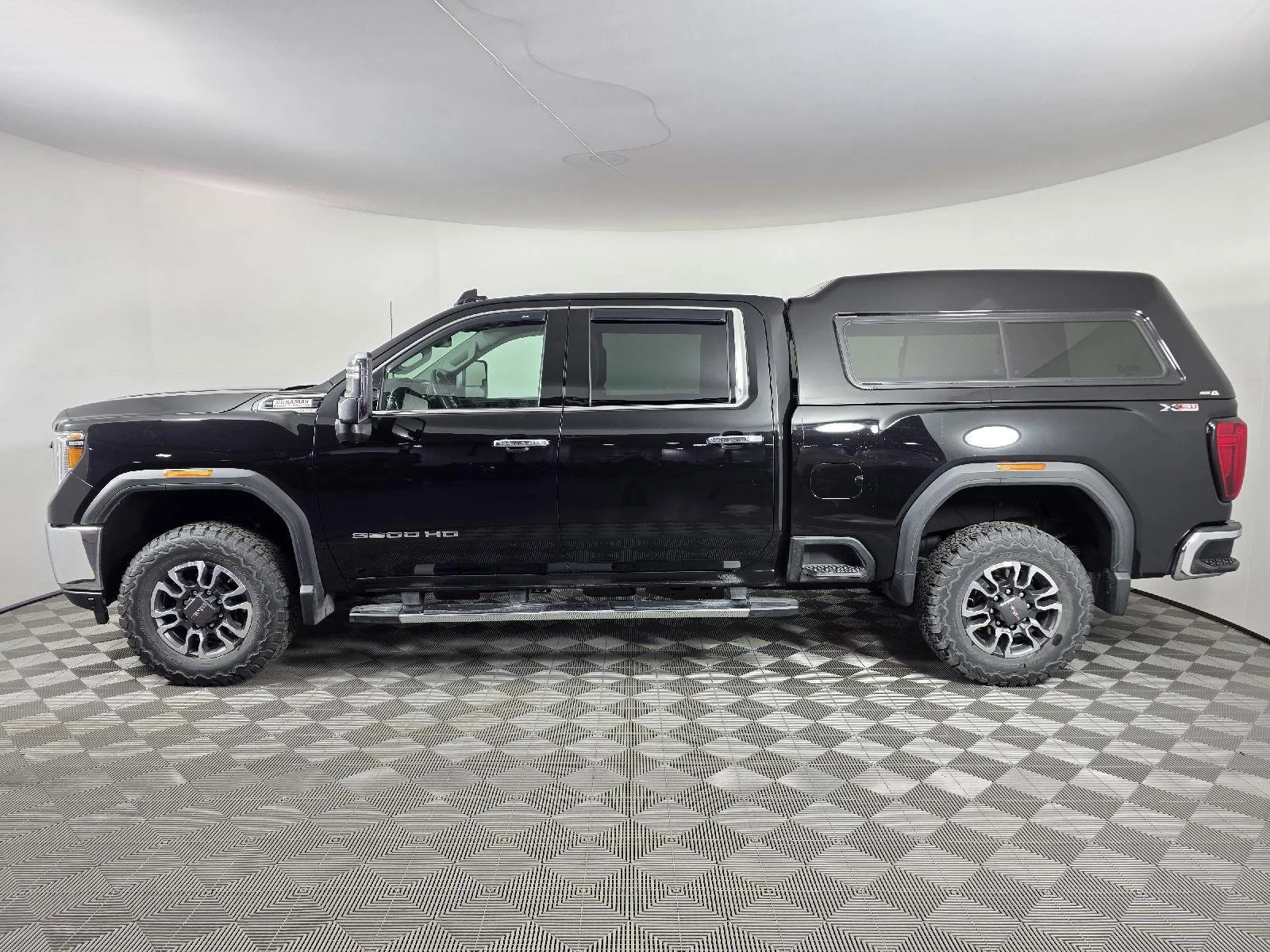 Used 2021 Ebony Twilight Metallic GMC SLT image 2