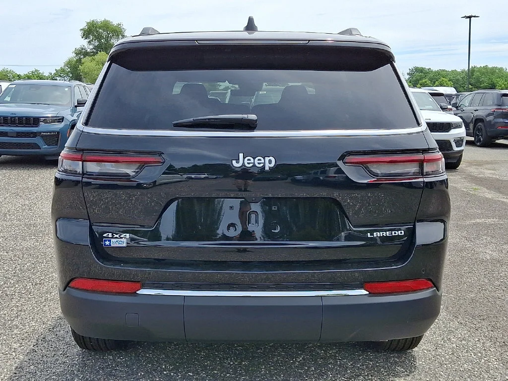 New 2026 Diamond Black Crystal Pearl-Coat Exterior Paint Jeep Laredo X image 7