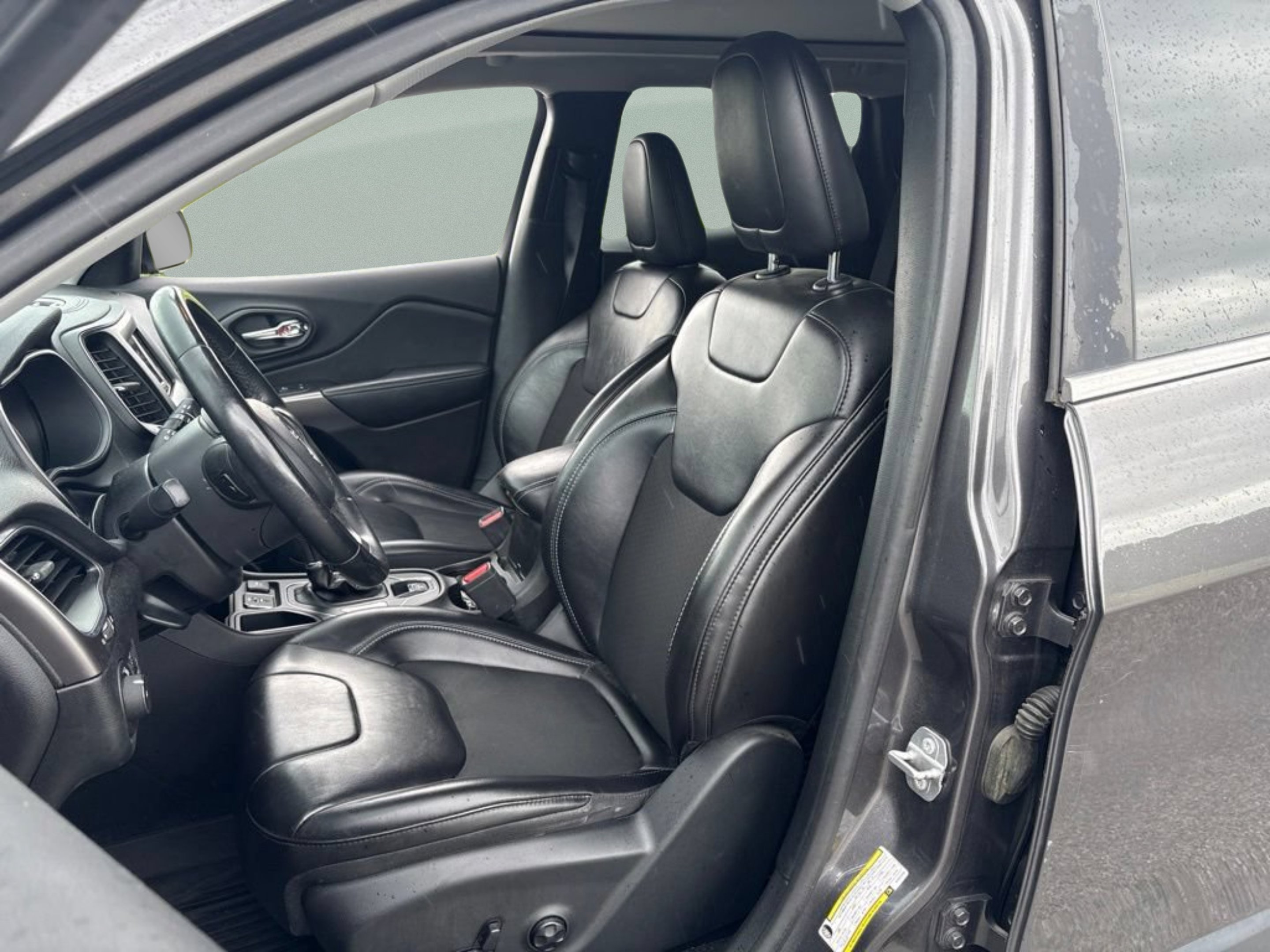 Used 2019 Granite Crystal Metallic Clearcoat Jeep Latitude Plus image 17