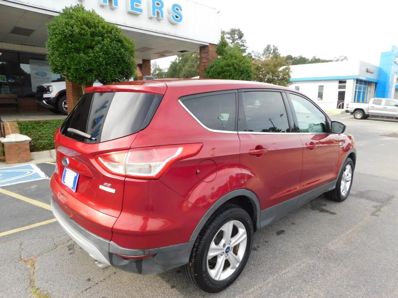Used 2014 Red Ford FWD 4dr SE image 8