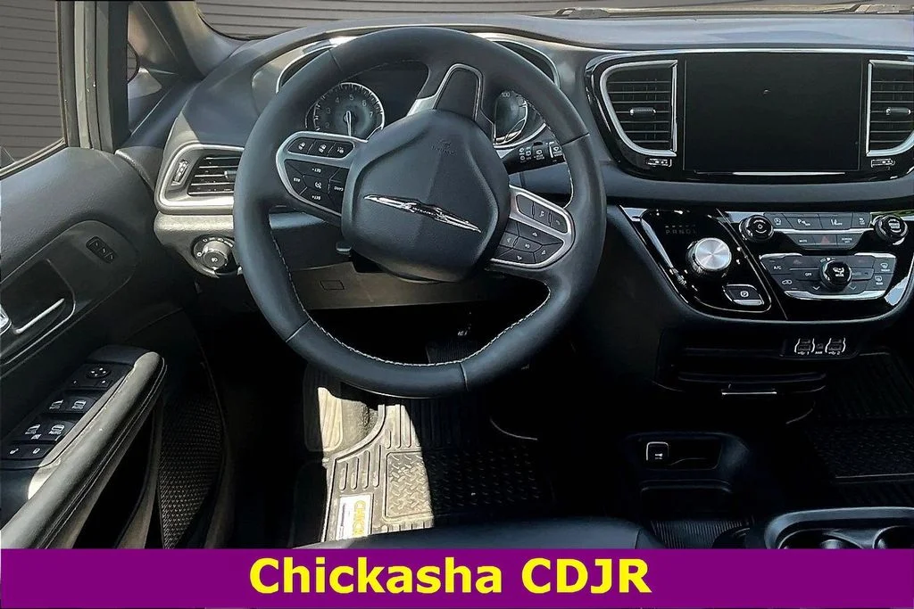 Used 2025 White Chrysler Select image 8