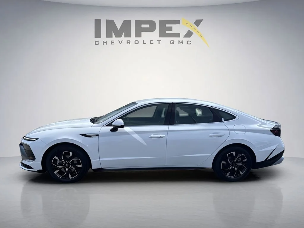 Used 2025 White Hyundai SEL image 2