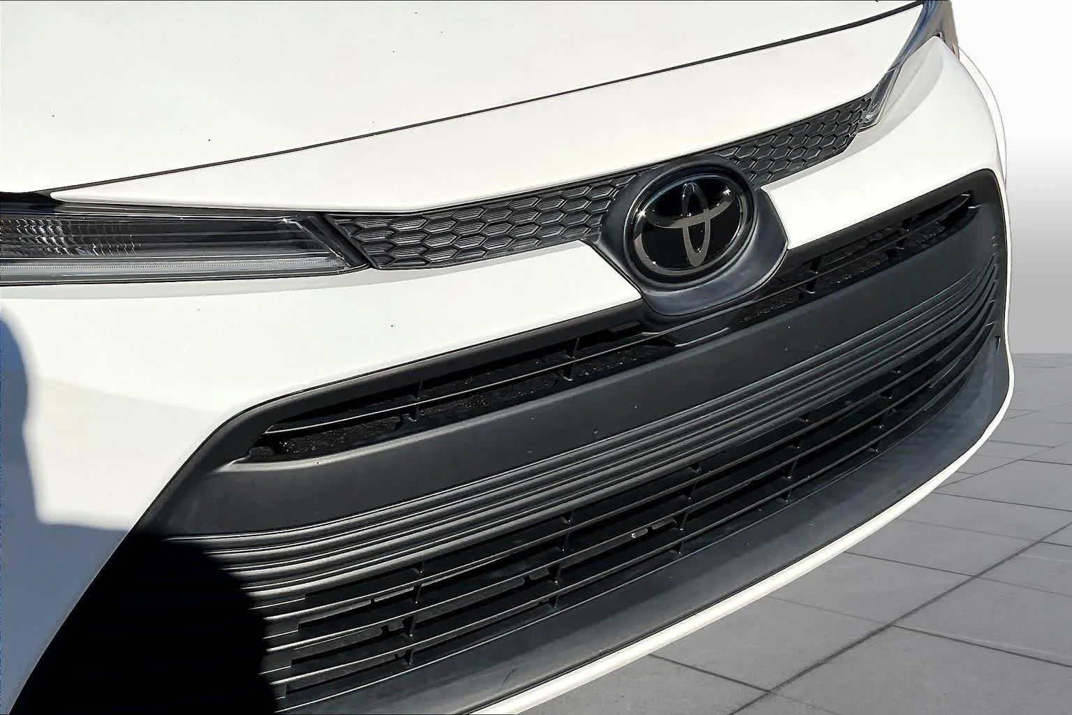 Used 2023 Ice Cap Toyota LE image 29