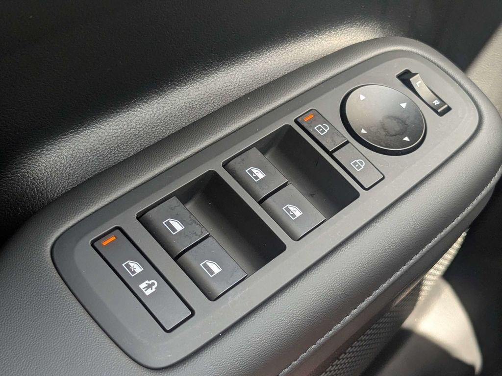 New 2027 White Hyundai SEL AWD image 22