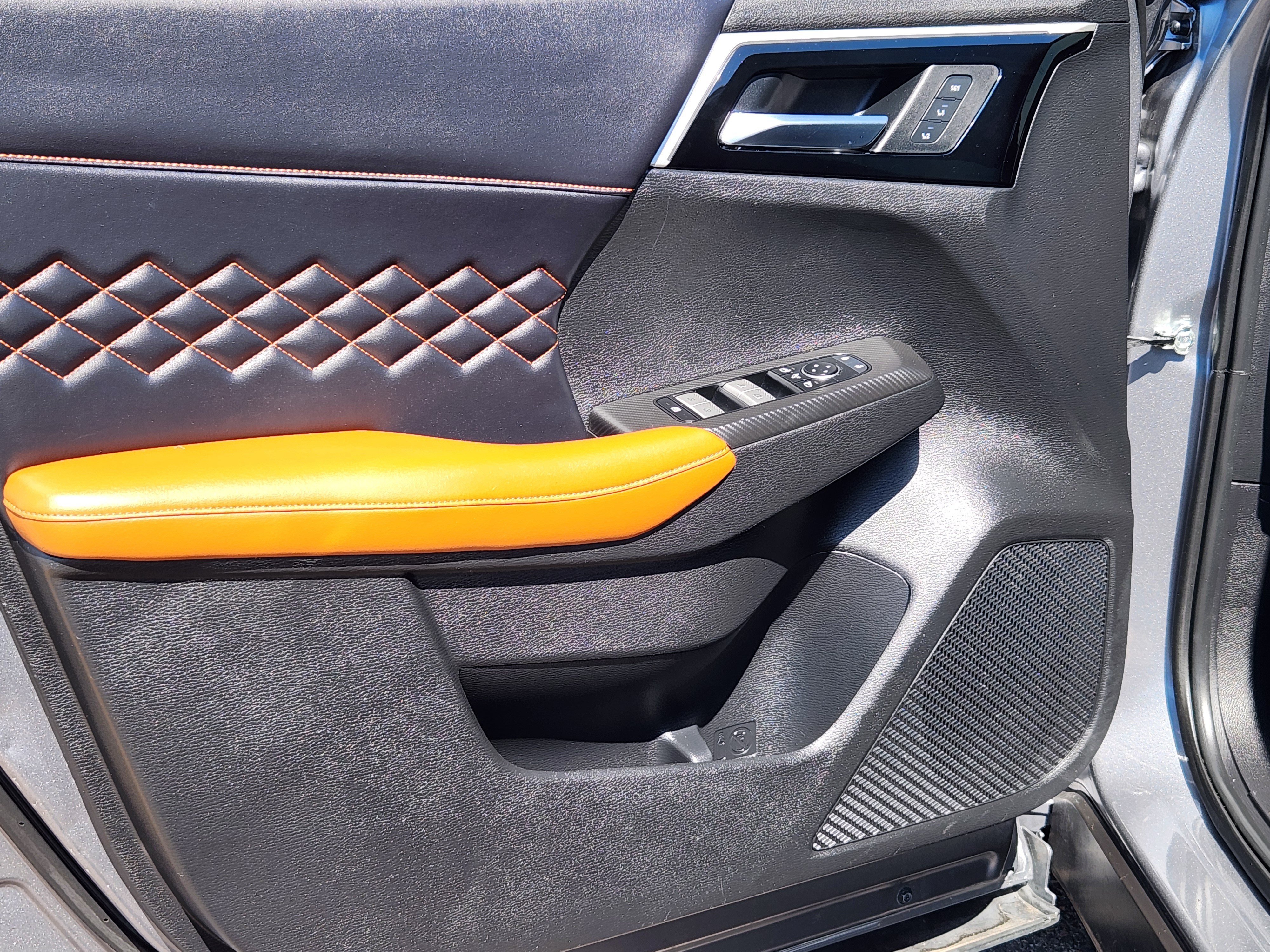 Used 2023 Silver Mitsubishi  image 19