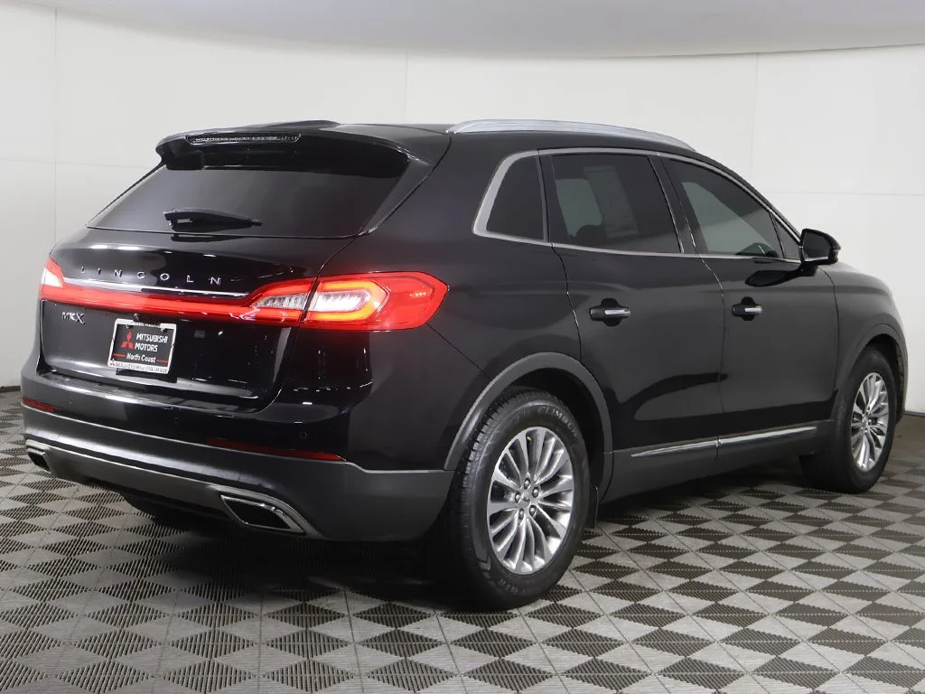 Used 2017 Black Lincoln Select image 11