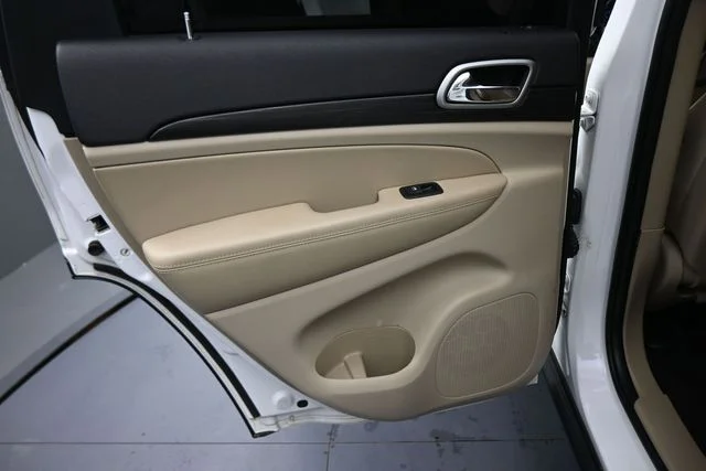 Used 2019 White Jeep Laredo E image 66