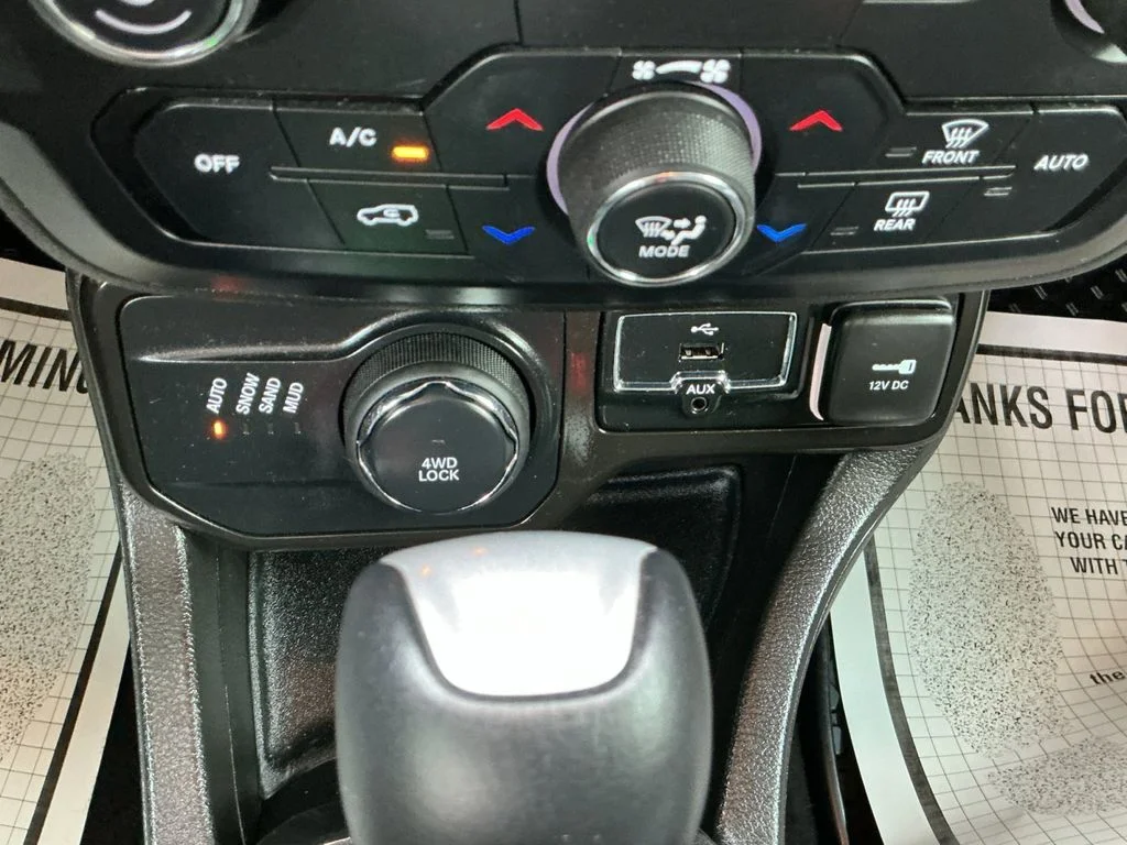 Used 2022 Red Jeep Latitude image 18