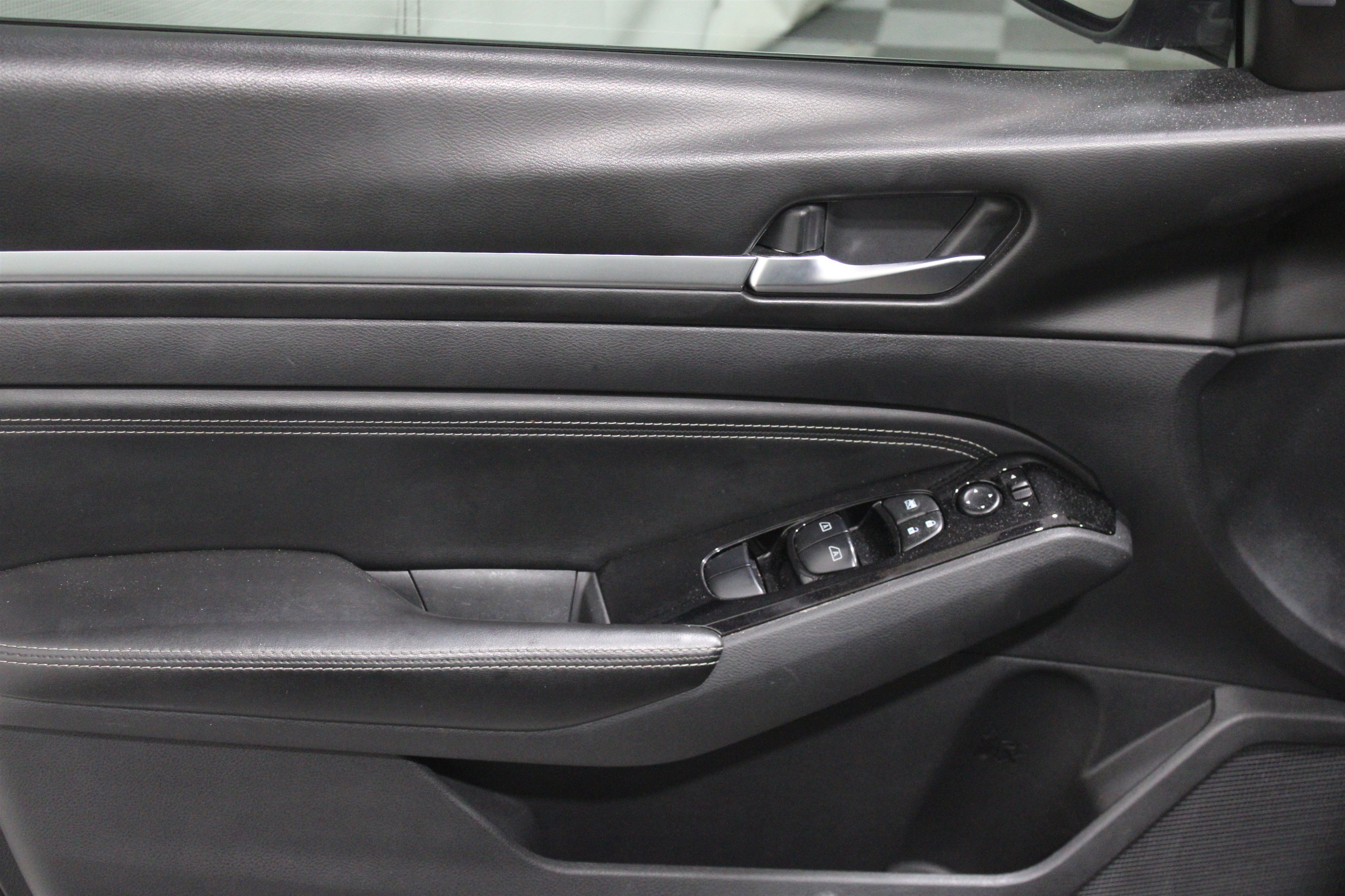Used 2020 Super Black Nissan 2.5 SL image 3