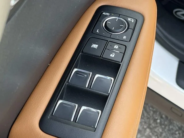 Used 2022 White Lexus 350 image 31