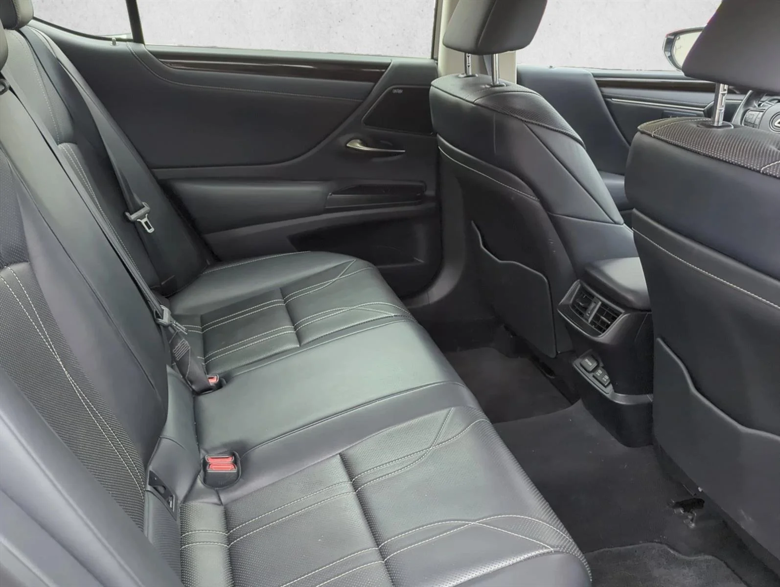Used 2019 Atomic Silver Lexus ES 300h Luxury image 25