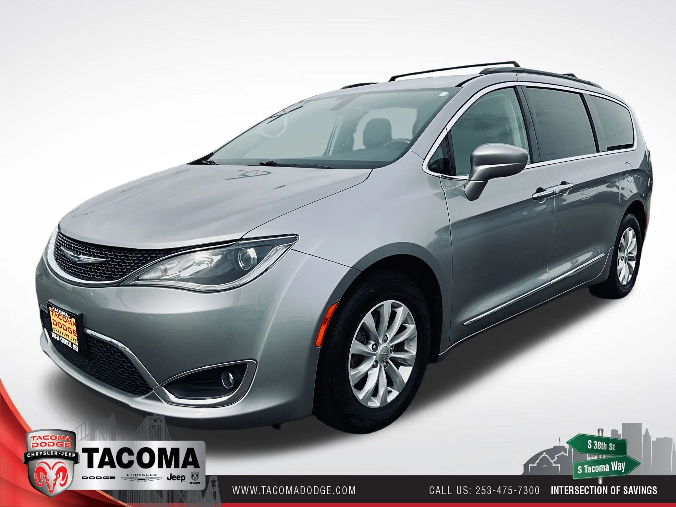 Used 2017 Silver Chrysler Touring L image 1