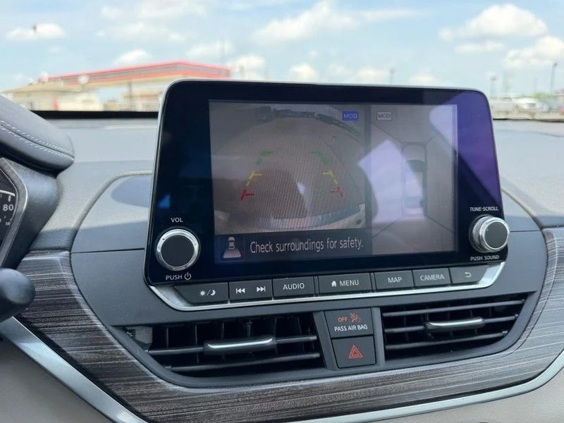Used 2019 White Nissan 2.5 Platinum image 21