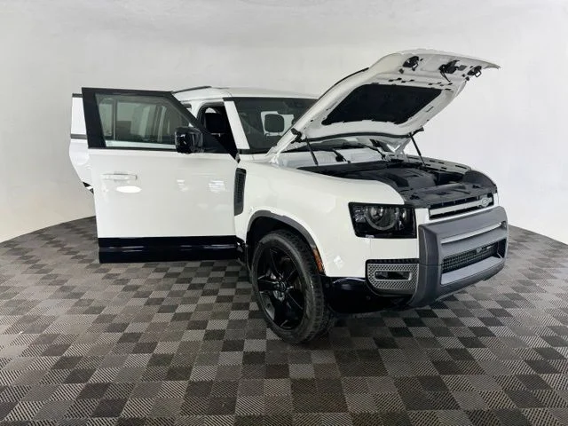 Used 2022 White Land Rover X-Dynamic HSE image 12