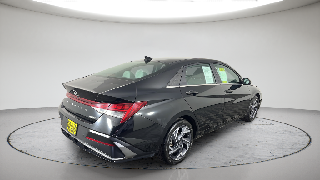 2024 Hyundai Elantra Limited - Photo 8