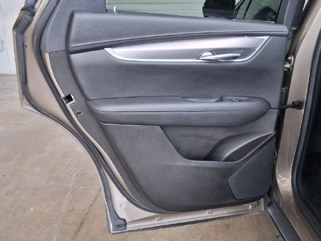 Used 2023  Cadillac Luxury image 19