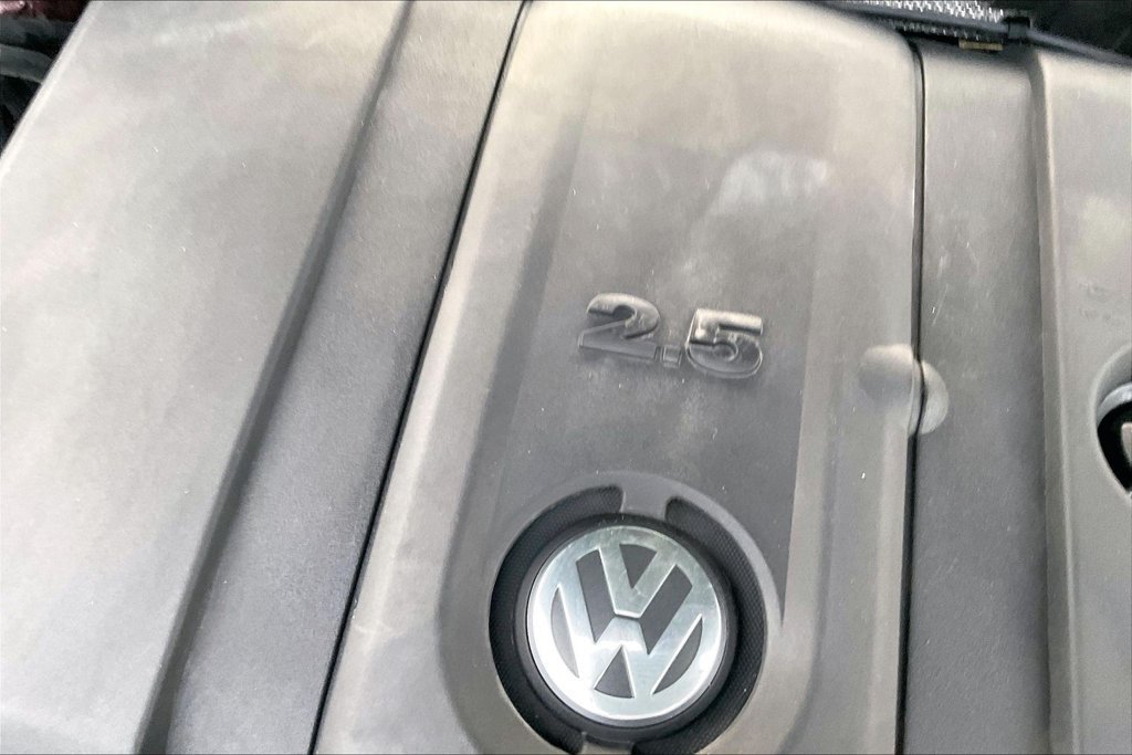 Used 2013 Red Volkswagen 2.5 SE image 36