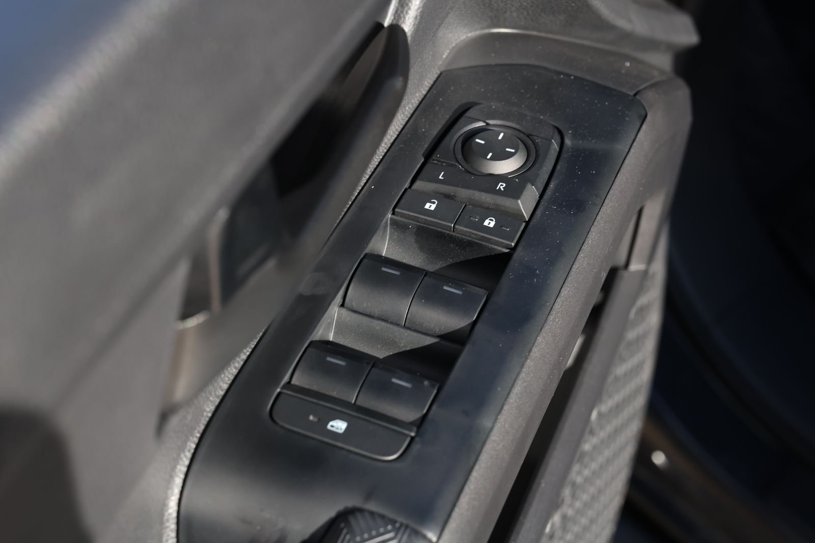 2025 Toyota Tacoma SR5 - Photo 27