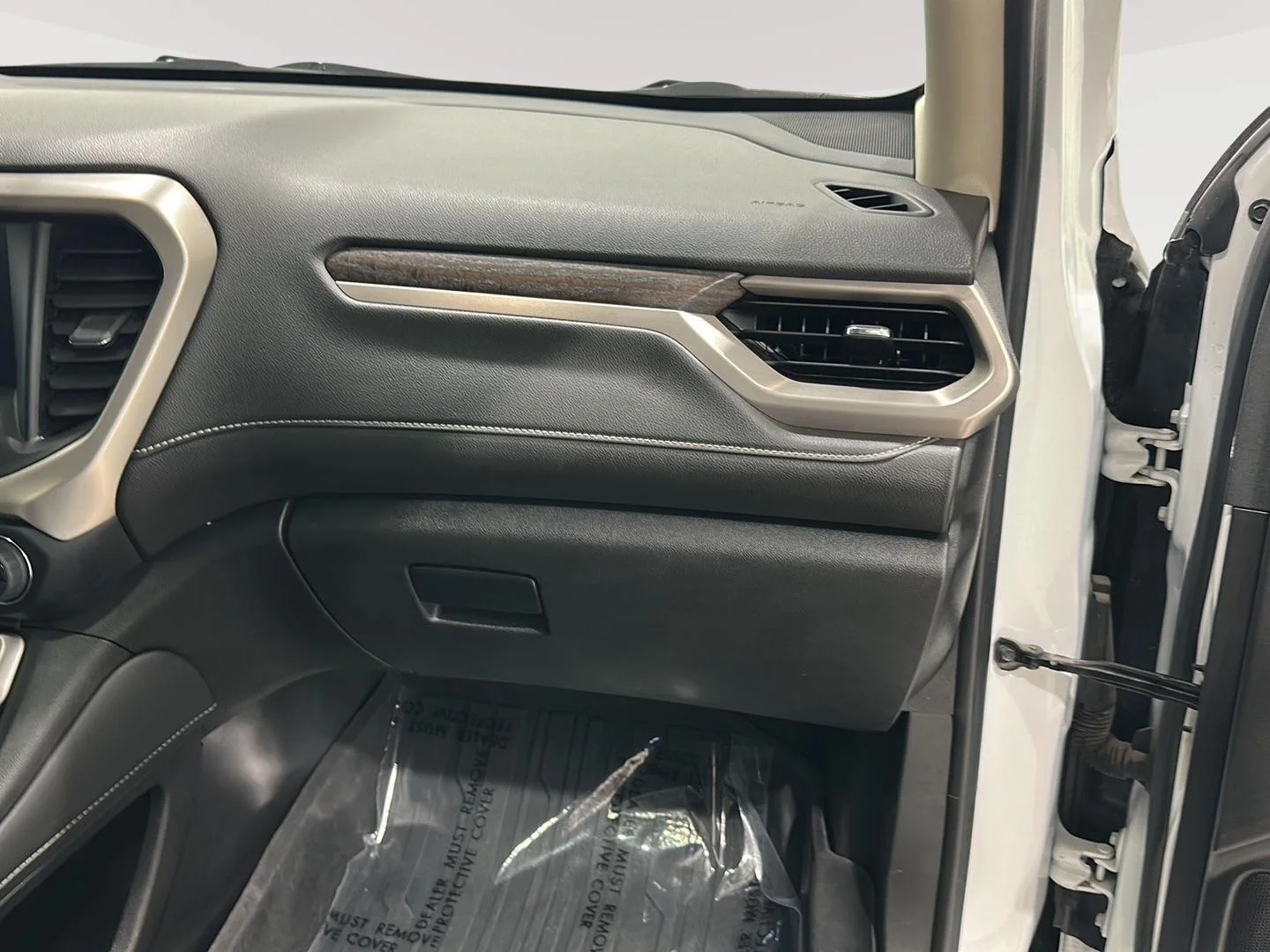 Used 2022 White Frost Tricoat GMC Denali image 29