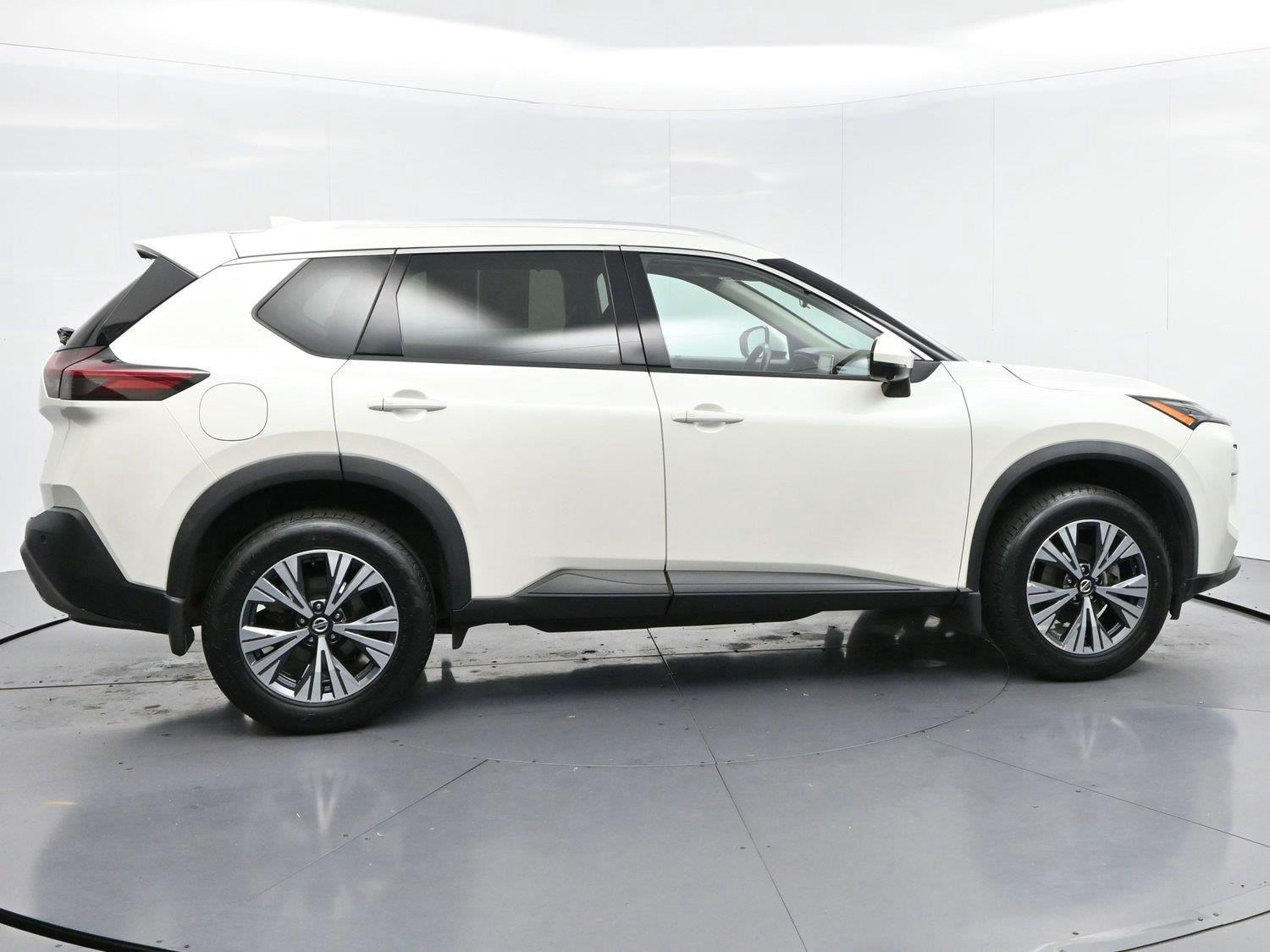 Used 2021 Pearl White Tricoat Nissan SV image 8