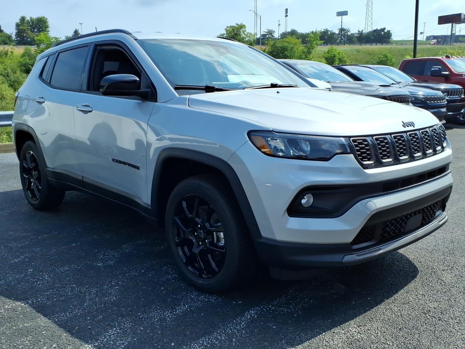 New 2026 Silver Zynith Metallic Clear-Coat Exterior Paint Jeep Latitude Altitude image 2