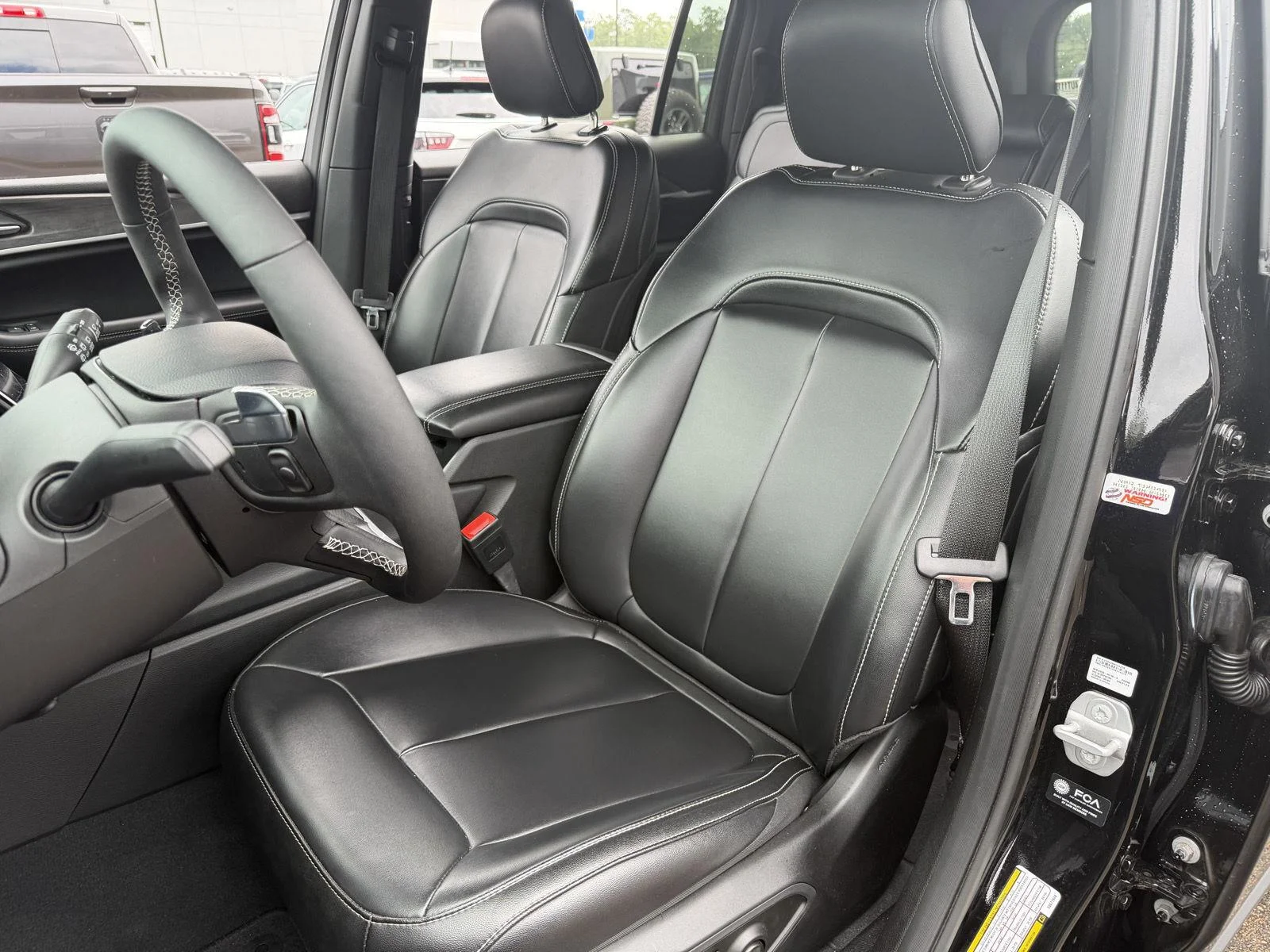 Used 2025 Diamond Black Crystal Pearlcoat Jeep Limited image 17
