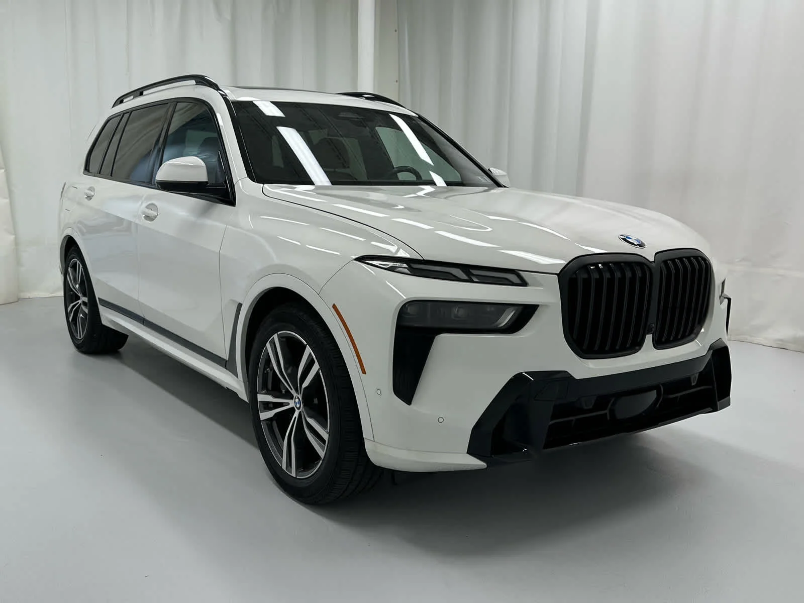 2023 BMW X7 xDrive40i's photo