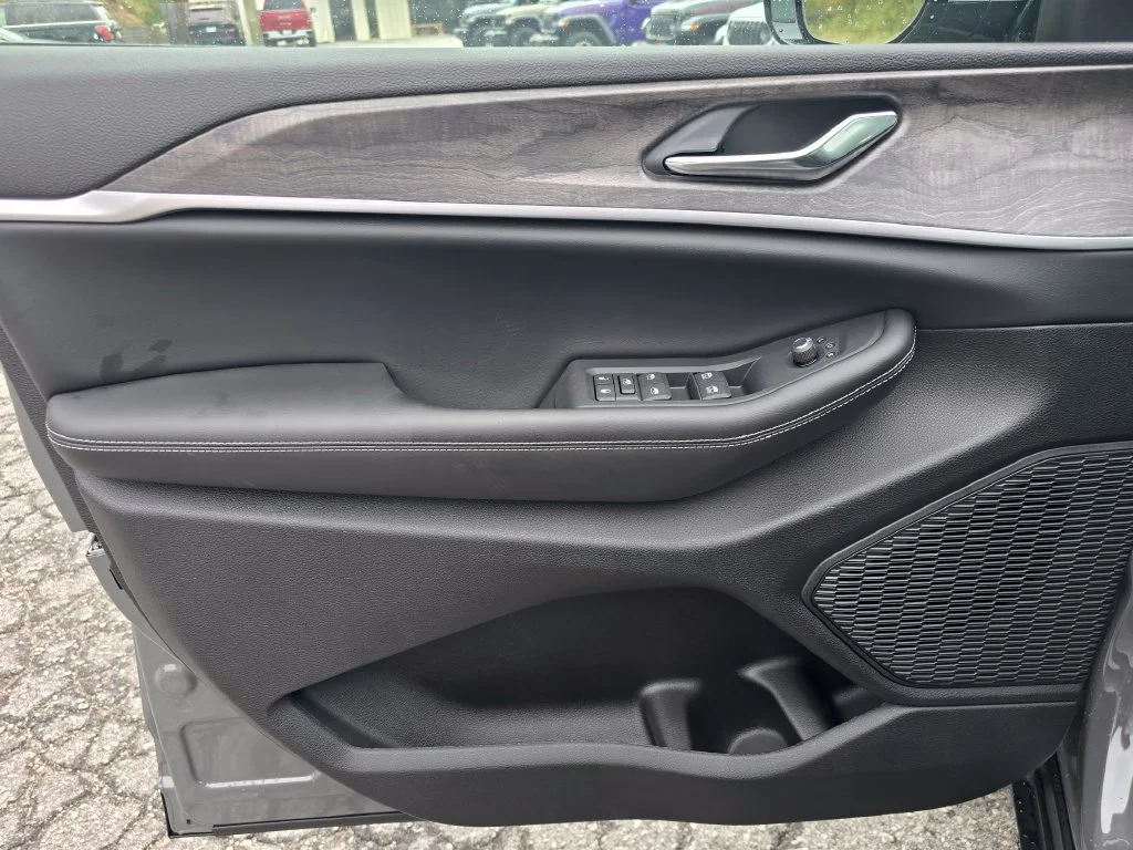 New 2027 Gray Jeep Laredo Altitude image 35