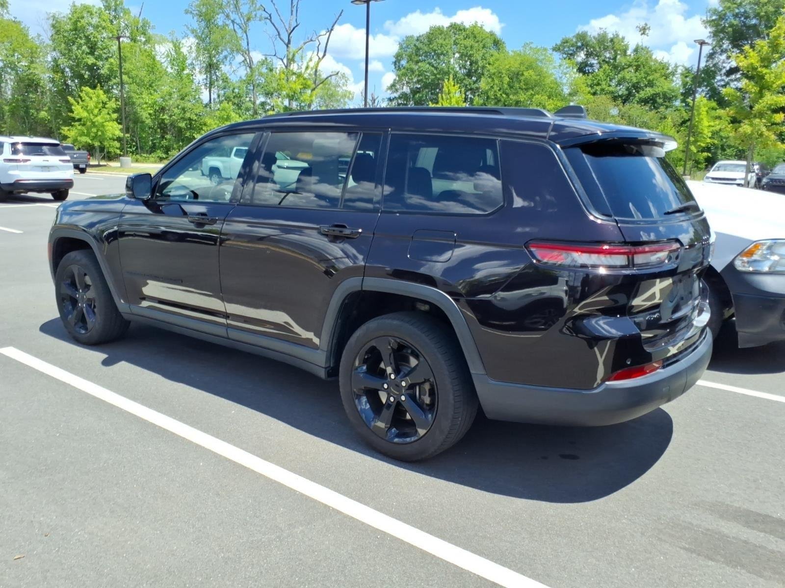 Used 2022 Ember Pearlcoat Jeep Limited image 12
