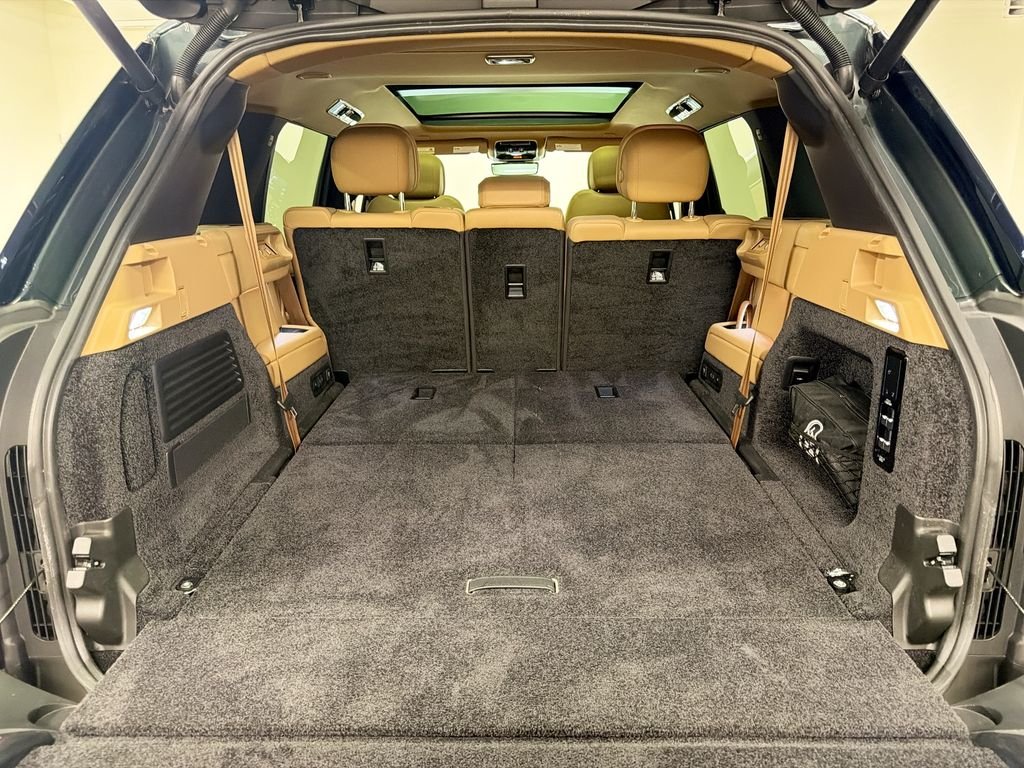 Used 2025 Green Land Rover SE image 27