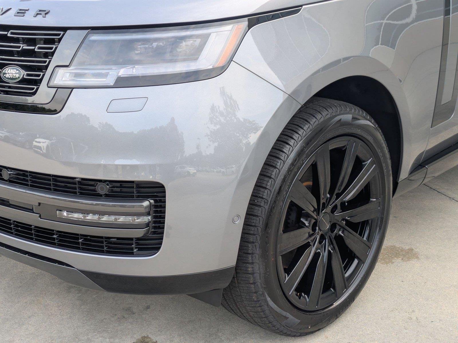 New 2026 Eiger Grey Metallic Land Rover SE image 9