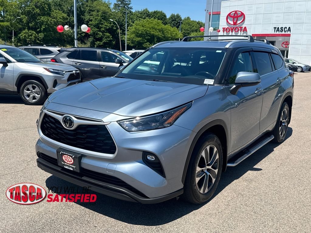 Used 2022 Gray Toyota XLE image 3