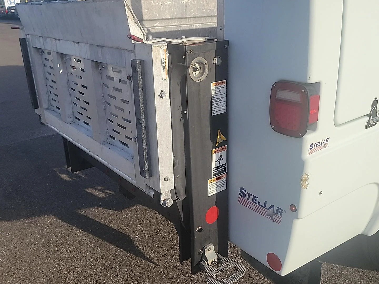 Used 2016 Oxford White Ford T-350 138" 9950 GVWR DRW image 15