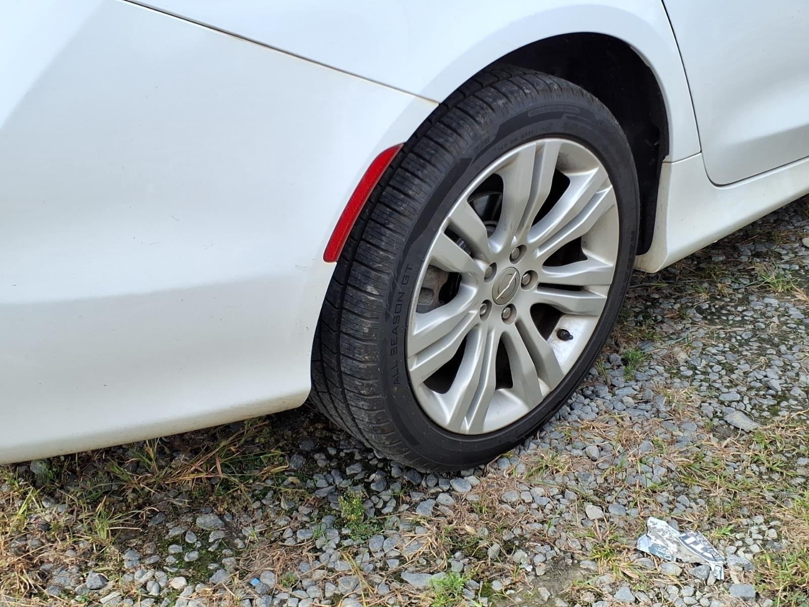 Used 2015 Bright White Clearcoat Chrysler Limited image 10